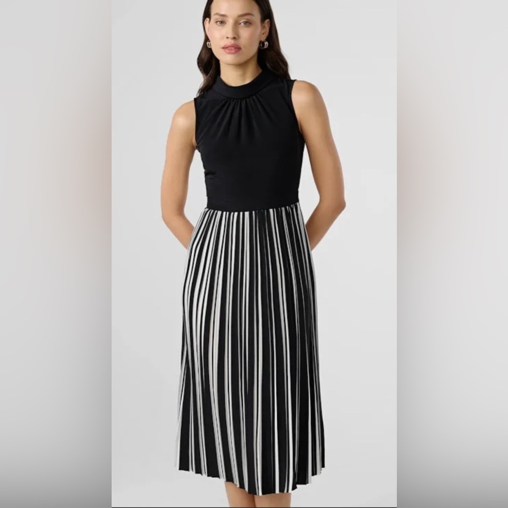 Elegant Karl Lagerfeld Black and White Sleeveless CHEVRON PLEATED DRESS NWT! 🌹